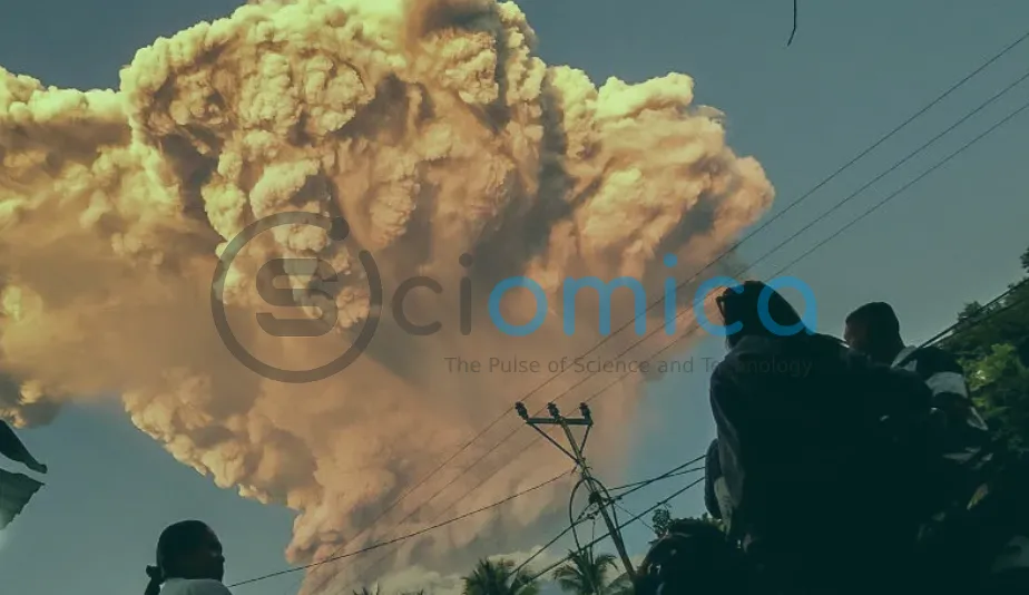 Indonesia’s Lewotobi Laki-laki Volcano Erupts Twice, Hurling Ash Cloud 6 Miles High 1