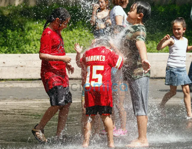 children_fountain_june_us_642 children playing in fountains